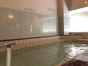 高岛市Reposer makino的一间带水池的浴室