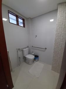 Belo JardimHotel Asa Branca的白色的浴室设有卫生间和窗户。