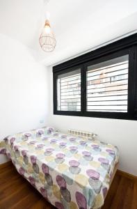 马德里Charming Madrid Urgel的窗户客房内的一张床位
