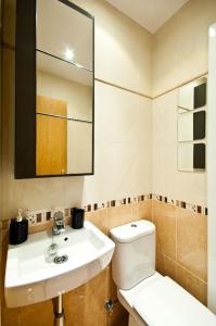 马德里Charming Madrid Urgel的浴室配有白色卫生间和盥洗盆。