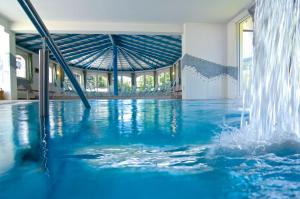 比伯拉赫Hotel Garni Bergblick的一个带喷泉的游泳池