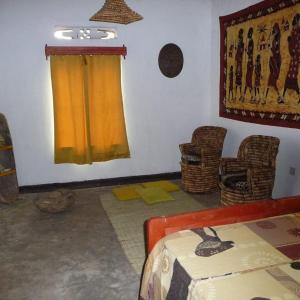 RusatiraNENA HOUSE的客房设有床、椅子和窗户。