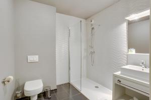 朗吉斯All Suites Appart Hôtel Aéroport Paris Orly – Rungis的带淋浴、卫生间和盥洗盆的浴室