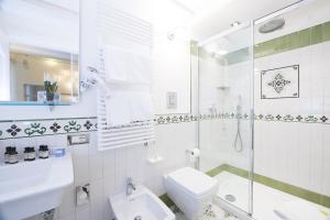 阿马尔菲蝶齐赛迪奇住宿加早餐旅馆的浴室配有卫生间、盥洗盆和淋浴。