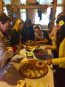 姆茨赫塔泽达泽尼酒店的一群人站在桌子旁吃着食物