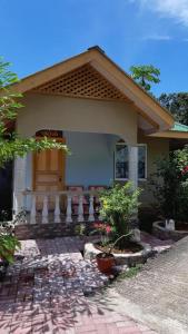 拉迪格岛岛屿简易别墅木屋的一个小房子,设有门廊和门
