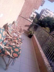 开罗very comfortable and cozy的阳台上的椅子