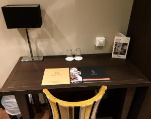 海宁格松Banken Hotel的一张带灯的木桌和一本书