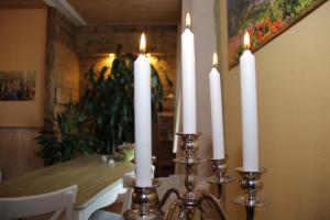 HainOybiner Blockhaus und Ferienwohnungen的一组蜡烛坐在桌子上