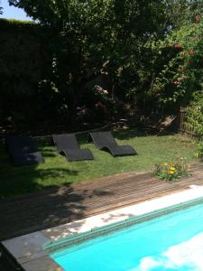 Saint-Sever香布多特拉土司凡住宿加早餐旅馆的庭院里一个带三个滑梯的游泳池