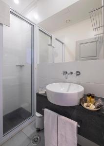 蓬塔德尔加达Casa do Campo de São Francisco的白色的浴室设有水槽和淋浴。