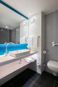 Holiday Inn Express - Rouen Centre - Rive Gauche, an IHG Hotel的一间浴室
