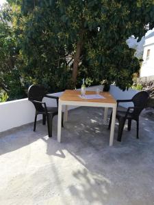 埃尔米瓜Casa Lita的木桌和两把椅子坐在树下