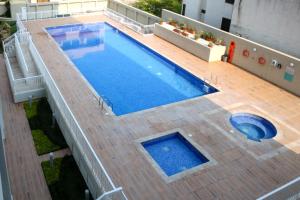 圣玛尔塔Apartamentos Reserva de la Sierra - by Bedviajes的享有大楼游泳池的顶部景致