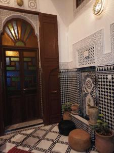 非斯Dar atlas的一间设有门的房间和瓷砖地板