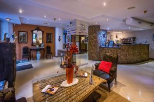 努瓦洛斯里约热内卢彼德拉酒店的客厅配有桌子和台面