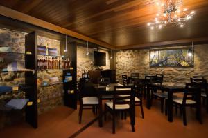 曼泰加什SerraVale - House & Nature的一间带桌椅和石墙的餐厅