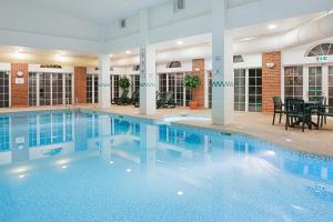 科比假日科尔比凯特灵A43酒店的大楼内的大型游泳池