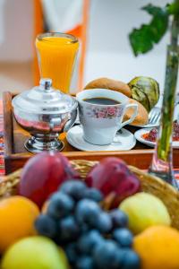 查查波亚斯Hotel Chachapoyas的桌上放着一碗水果和一杯咖啡