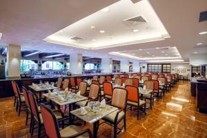 危地马拉巴塞罗危地马拉城酒店的餐厅里一排桌椅