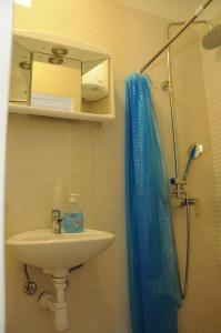 马拉诺维奇New studio Sea Song的浴室设有水槽和蓝色的浴帘