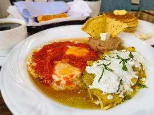 墨西哥城Hotel San Lucas的餐桌上一餐饭的白盘