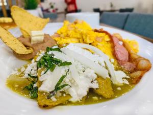 墨西哥城Hotel San Lucas的白盘上的一盘食物