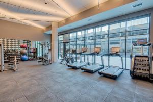 明尼阿波利斯Sonder at Vicinity的大楼内带跑步机和健身器材的健身房
