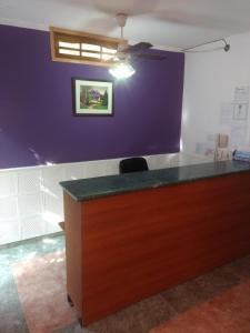 拉里奥哈Hotel Las Moras的办公室,带紫色墙壁和书桌