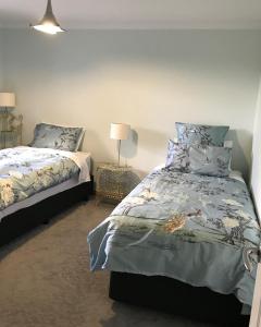 霍巴特温迪旅馆的一间卧室配有两张床和一盏灯