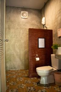 高兰蓝渡鸦旅馆的一间带卫生间和墙壁的浴室