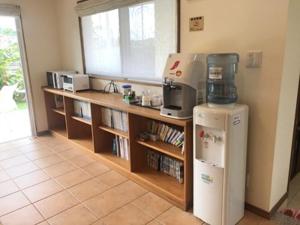 IbarumaPine Shima Resort Coral Fish的厨房配有柜台和冰箱。