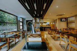 日惹阿雅尔塔玛丽奥勃洛酒店的一间带木桌、椅子和棋盘的餐厅