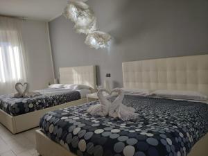 CavallascaSweet House Self Check-in 24h的卧室的床上有两只天鹅