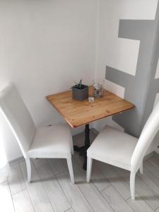 CavallascaSweet House Self Check-in 24h的一张桌子和两把白色的椅子以及一张木桌和椅子