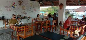 科钦La Lune Fort Kochi的一群坐在餐厅桌子上的人