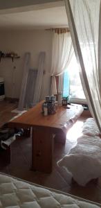 普纳特Kuća u uvali Surbova的客厅配有木桌和床。