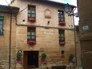 布里纳斯Casa Rural de Legarda的一座石头建筑,窗户上放着花盒