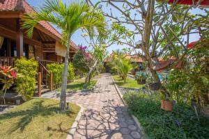 蓝梦岛Garden Cottage Lembongan & Hostel的树屋前的走道