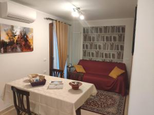 威尼斯La Casa di Sonia Apartment的客厅配有桌子和沙发