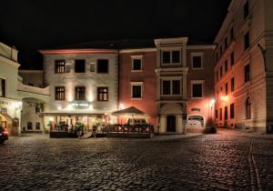 捷克克鲁姆洛夫格兰酒店的夜色浓厚的城市街道