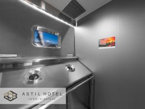 大阪Astil Hotel Juso Precious的厨房配有不锈钢炉灶 顶部烤箱