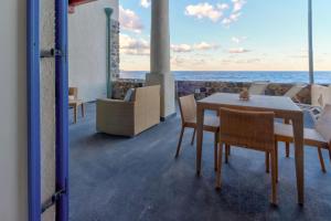Acquacalda耐奥斯达那酒店的一间带桌椅的海景用餐室