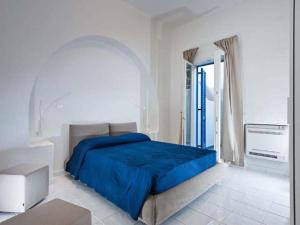 Acquacalda耐奥斯达那酒店的一间卧室设有蓝色的床和窗户。