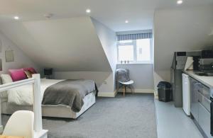 南安普敦80 Bedford Place的一间卧室配有一张床和一个水槽