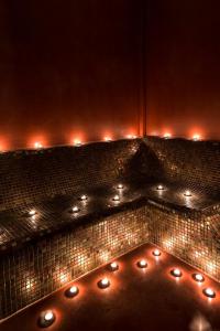 埃利尼科Elafos Spa Hotel的浴室的瓷砖墙壁上设有灯