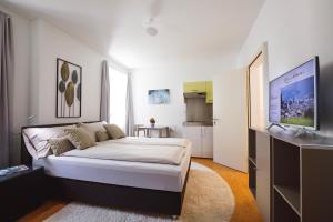 波斯基亚沃Ca' del Borgo, Rooms & Suites的一间卧室配有一张床和一台电视