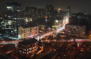 基辅Видовая квартира в новострое в центре Киева的城市天际线,夜晚有建筑和街灯