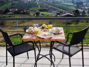 巴塔拉西蒂娜之家美容中心住宿加早餐酒店的阳台上的桌子上摆放着食物和饮料