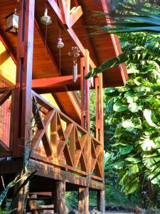 伊瓜苏港Terra Lodge的木制房屋,设有木制天花板